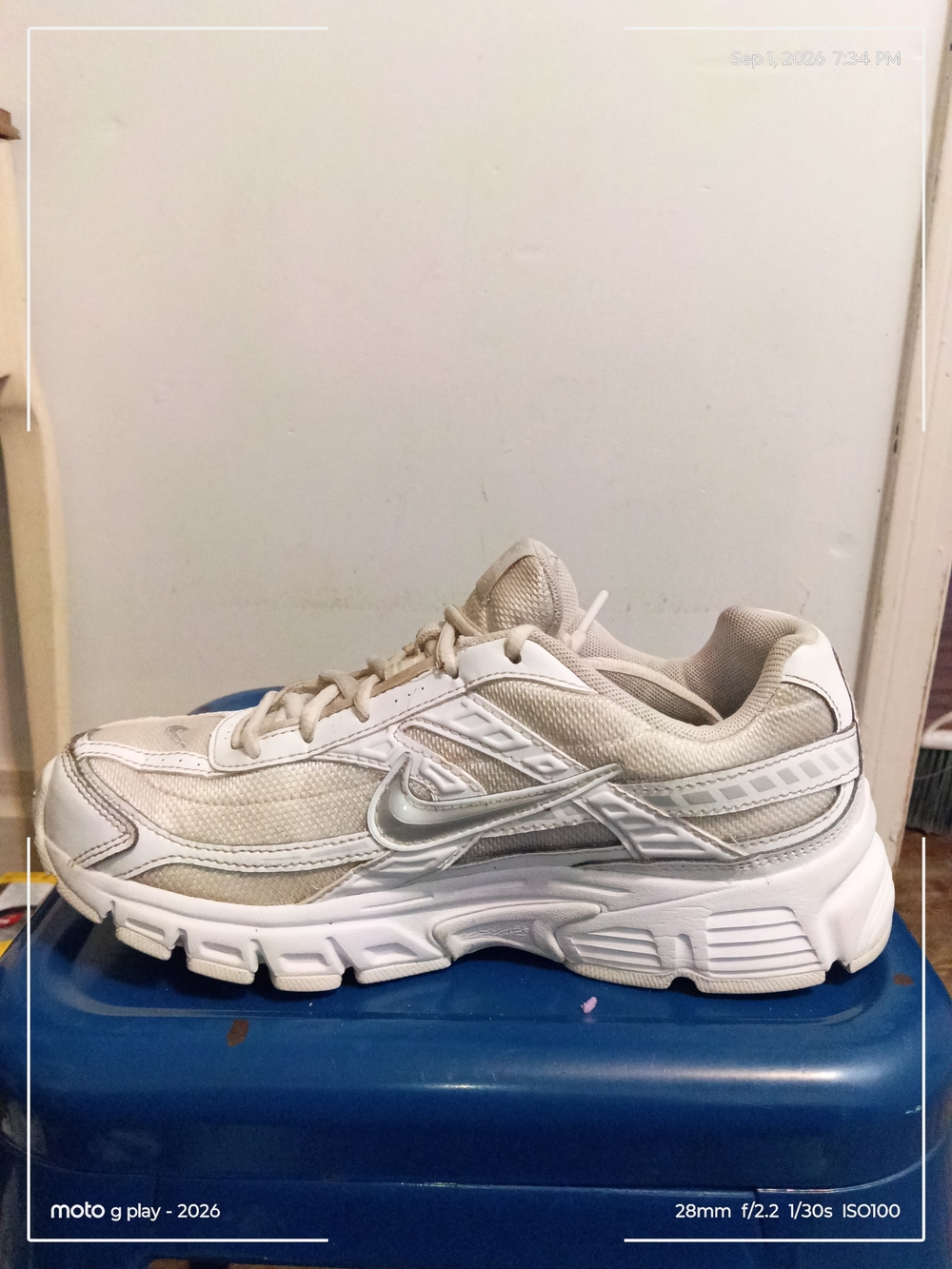 Nike Men’s White and Light Gray Athletic Running Shoe